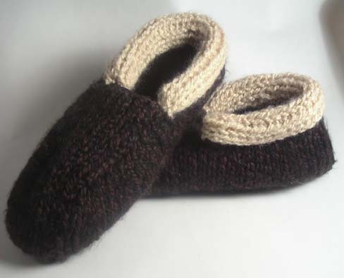 All Listings For the next row alternate knit, purl, knit, purl, (starting with a knit) the whole 29 stitches down for both slippers Then alternate p url, knit, purl, knit (starting with a purl) all the way down. This means you will be knitting the knit stitches, and purling the purl stitches.